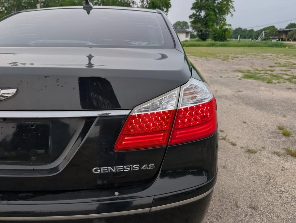 2010 Hyundai Genesis - Image 16 of 17