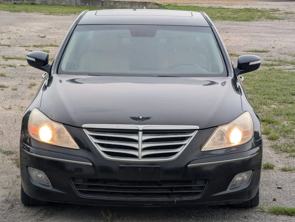 2010 Hyundai Genesis - Image 7 of 17