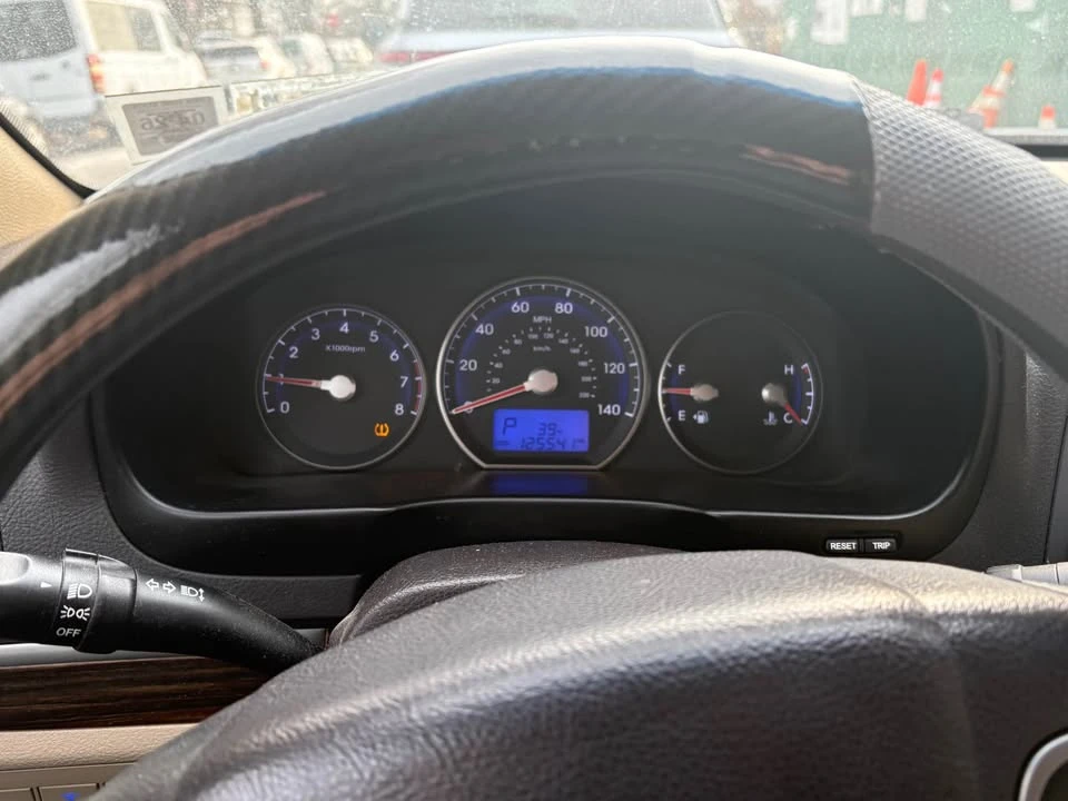 2010 Hyundai Santa Fe - Image 5 of 18
