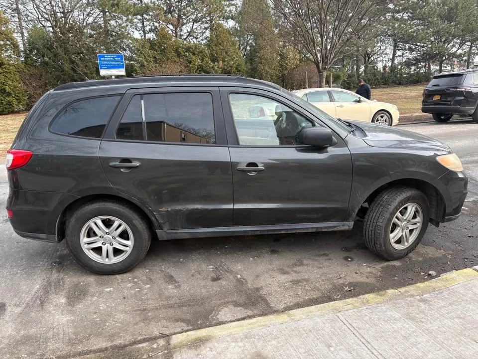 2010 Hyundai Santa Fe - Image 7 of 18