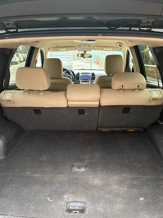 2010 Hyundai Santa Fe - Image 12 of 18