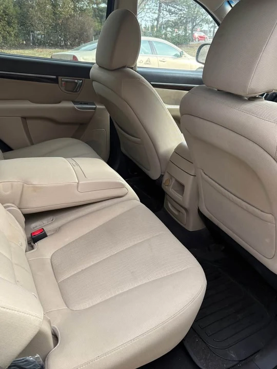 2010 Hyundai Santa Fe - Image 11 of 18