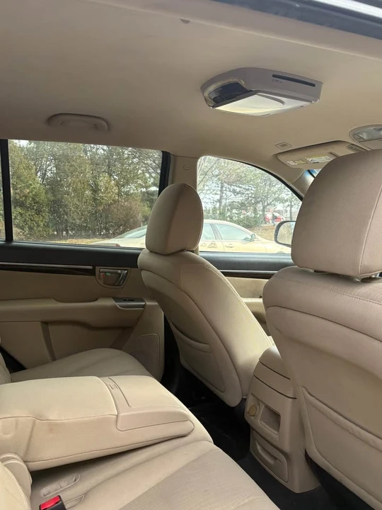 2010 Hyundai Santa Fe - Image 13 of 18