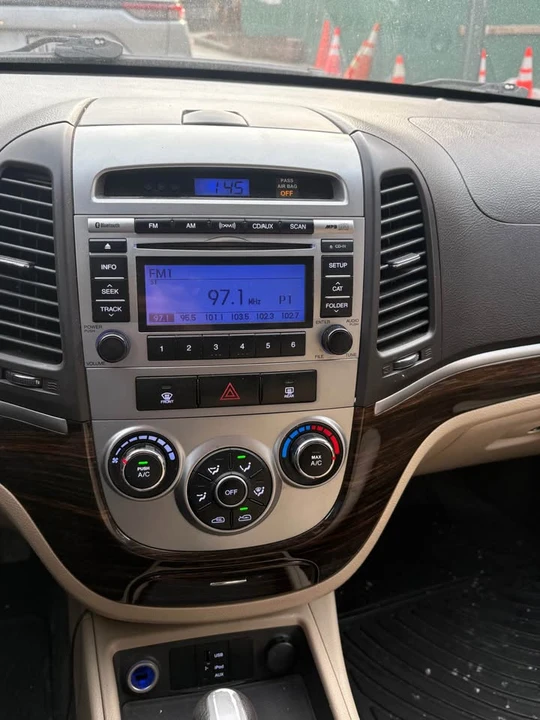 2010 Hyundai Santa Fe - Image 4 of 18