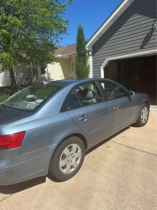 2010 Hyundai Sonata - Image 3 of 11
