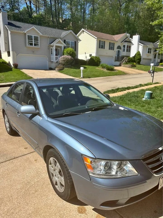2010 Hyundai Sonata - Image 2 of 11