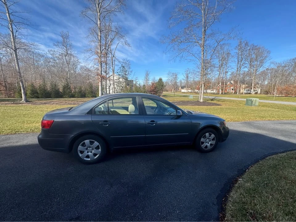 2010 Hyundai Sonata - Image 3 of 3