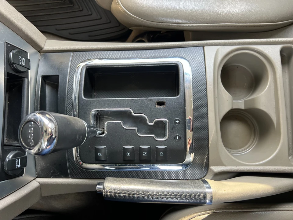 2010 Jeep Commander - Image 19 of 21