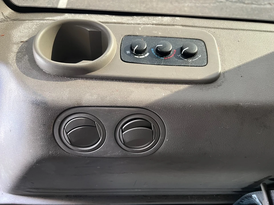 2010 Jeep Commander - Image 13 of 21