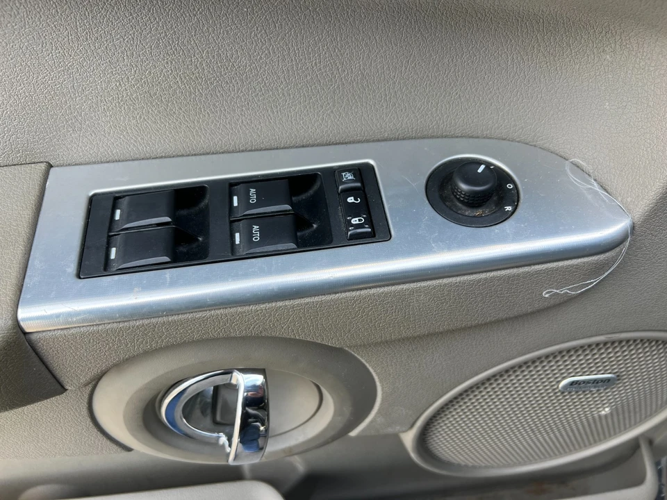 2010 Jeep Commander - Image 15 of 21