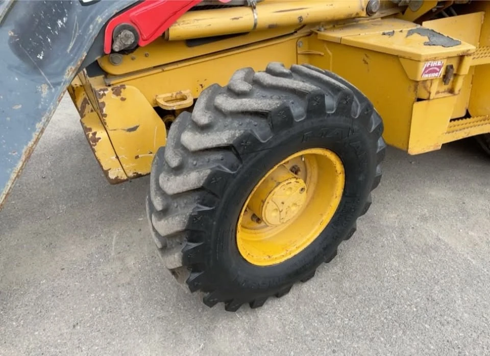 2010 John Deere - Image 2 of 3