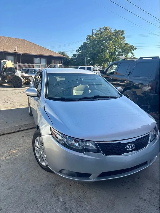 2010 Kia Forte - Image 2 of 8