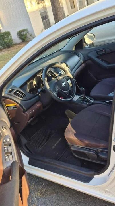 2010 Kia Forte - Image 5 of 8