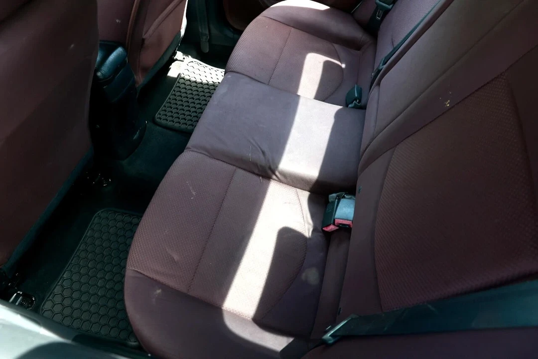 2010 Kia Forte - Image 10 of 21