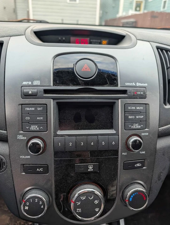 2010 Kia Forte - Image 6 of 8