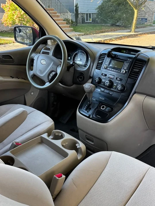 2010 Kia Carnival - Image 10 of 14