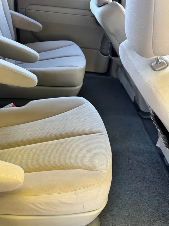 2010 Kia Carnival - Image 9 of 14