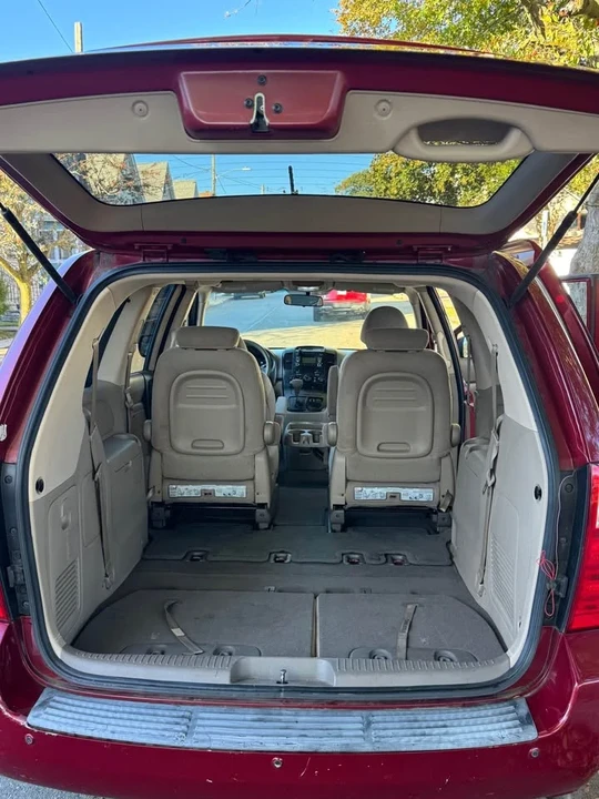 2010 Kia Carnival - Image 6 of 14