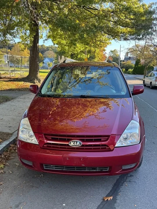2010 Kia Carnival - Image 2 of 14