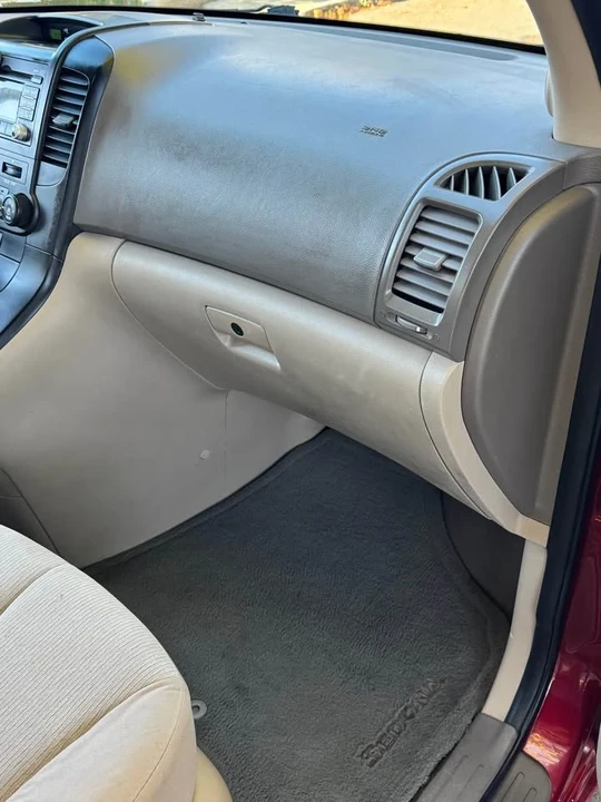 2010 Kia Carnival - Image 11 of 14