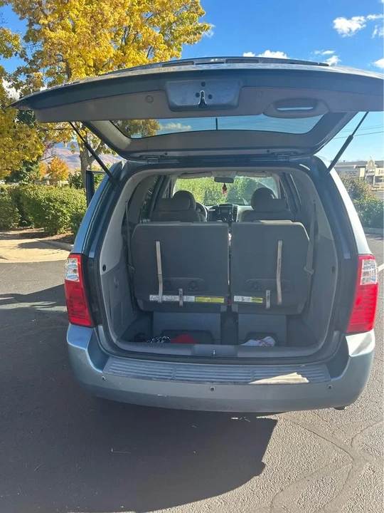2010 Kia Carnival - Image 12 of 13