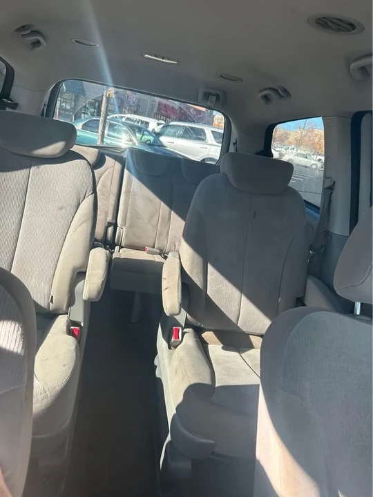 2010 Kia Carnival - Image 8 of 13