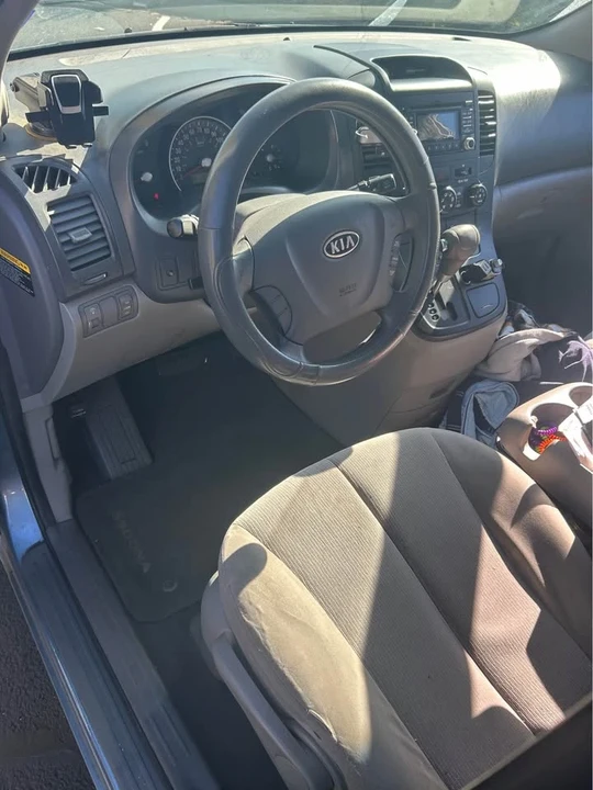 2010 Kia Carnival - Image 3 of 13