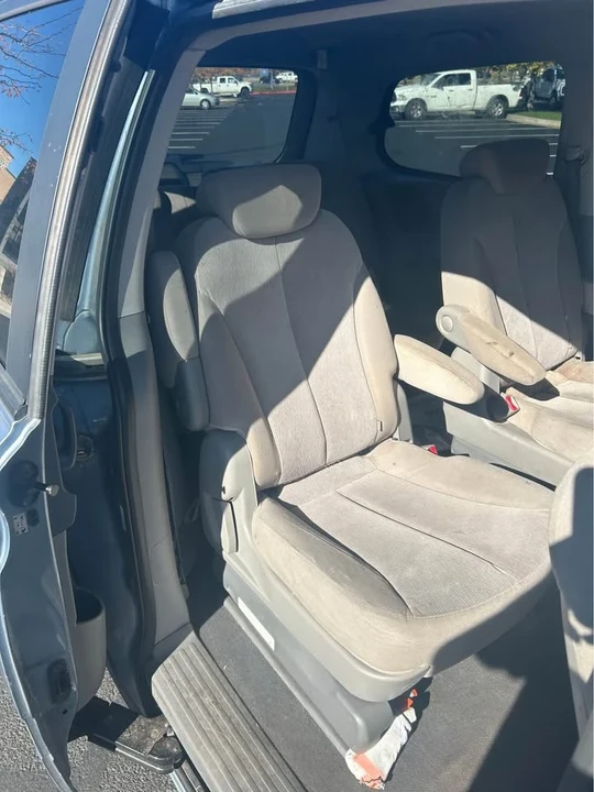 2010 Kia Carnival - Image 6 of 13