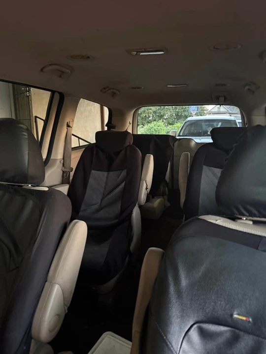 2010 Kia Carnival - Image 2 of 8