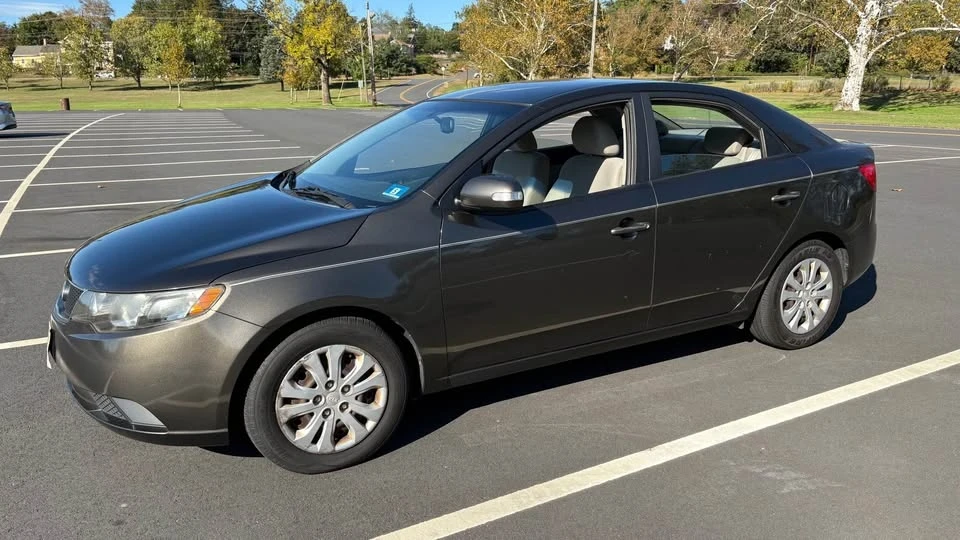 2010 Kia Forte - Image 2 of 10
