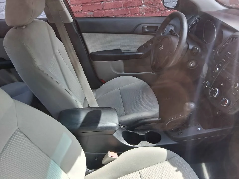 2010 Kia Forte - Image 6 of 8