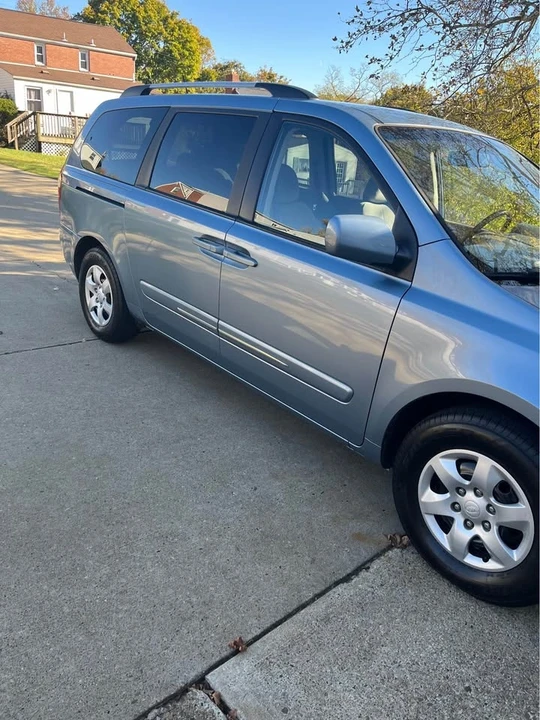 2010 Kia Carnival - Image 11 of 14