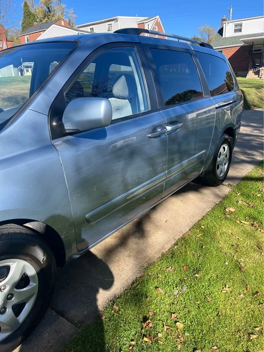 2010 Kia Carnival - Image 12 of 14