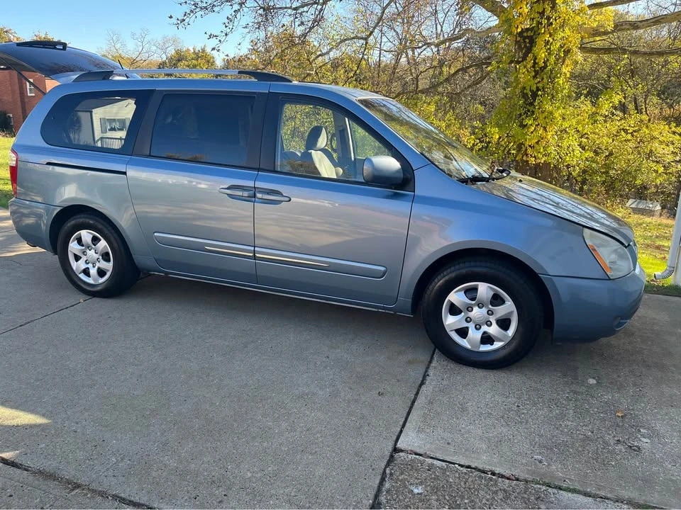 2010 Kia Carnival - Image 4 of 14