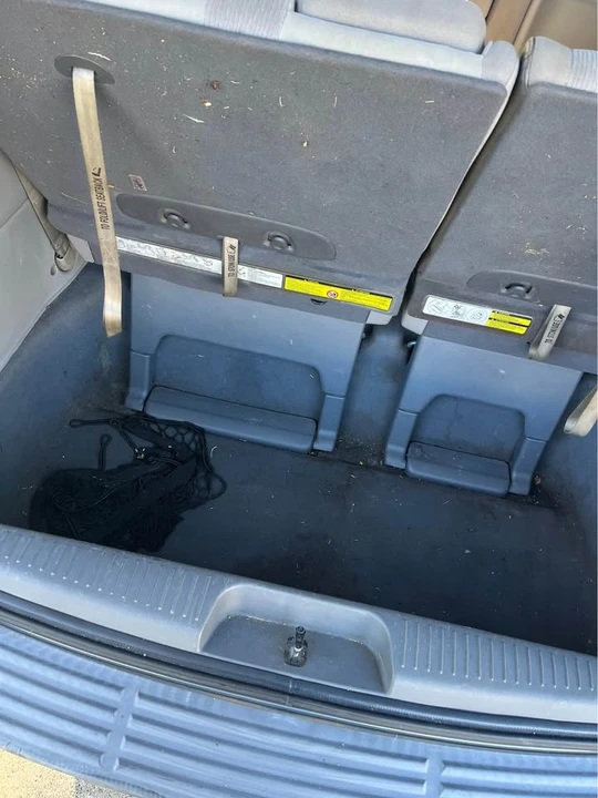 2010 Kia Carnival - Image 6 of 14
