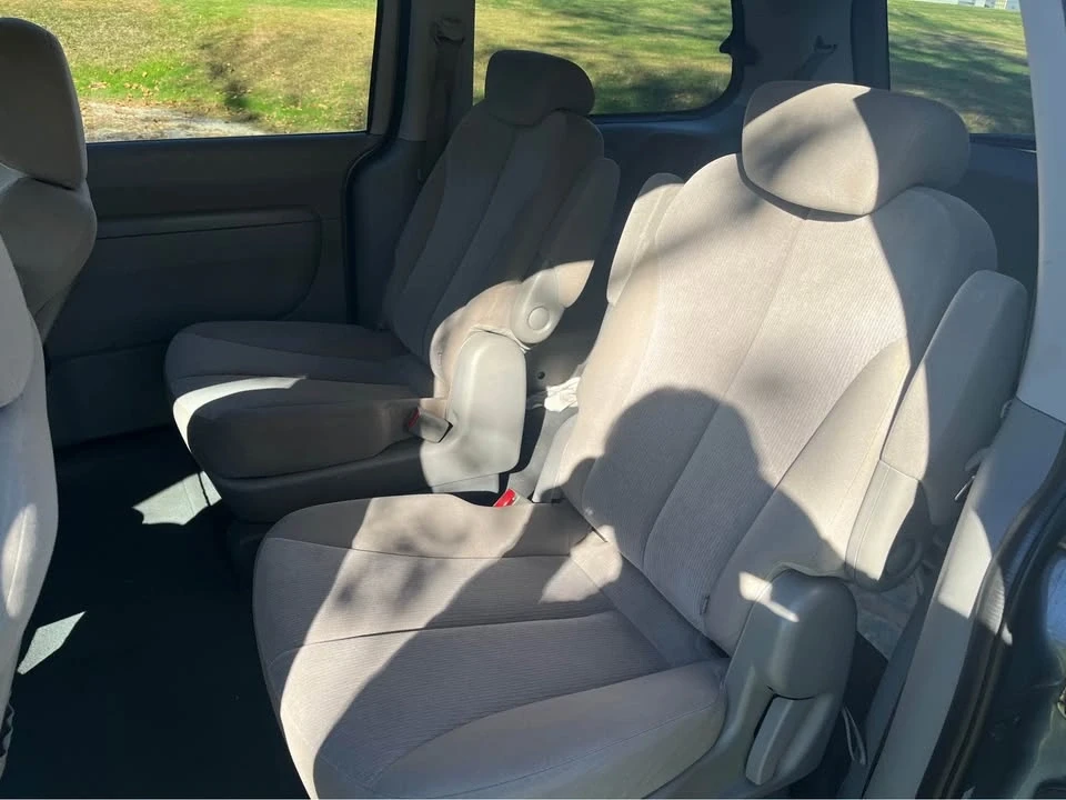2010 Kia Carnival - Image 3 of 14