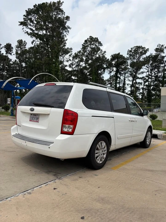 2010 Kia Carnival - Image 2 of 9