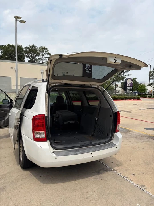 2010 Kia Carnival - Image 9 of 9