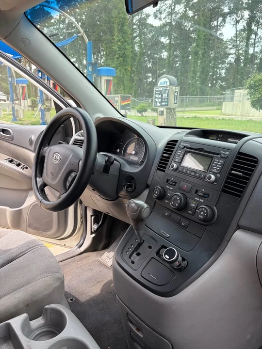 2010 Kia Carnival - Image 7 of 9