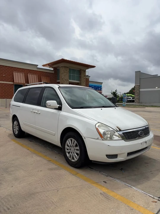 2010 Kia Carnival - Image 4 of 9