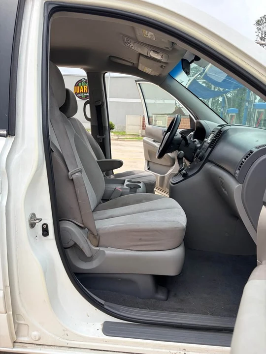 2010 Kia Carnival - Image 6 of 9