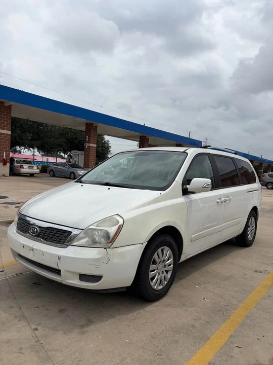 2010 Kia Carnival - Image 3 of 9