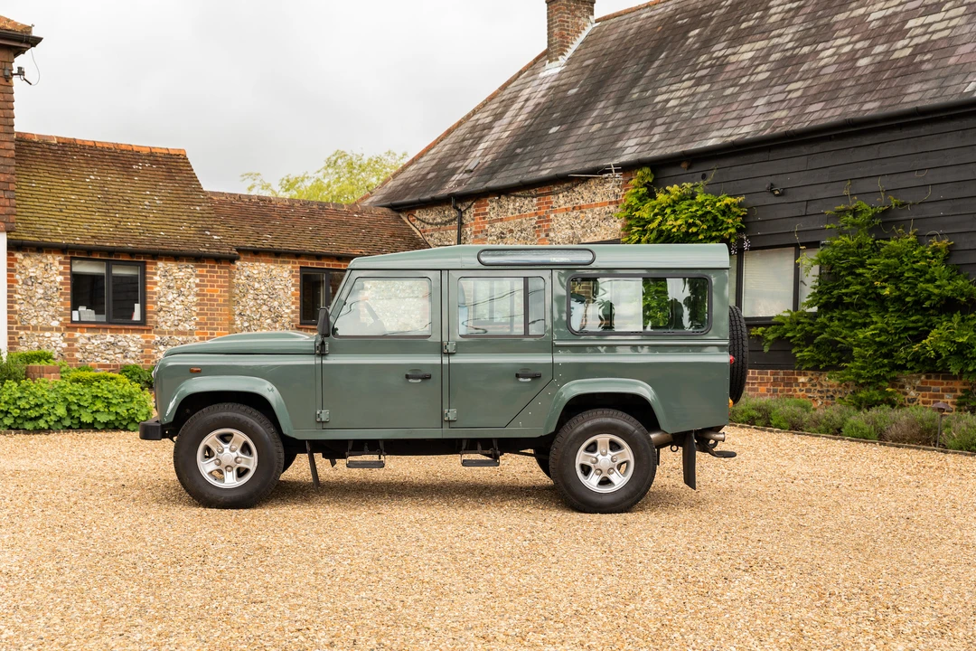 2010 Land Rover Defender 110 - Image 5 of 31