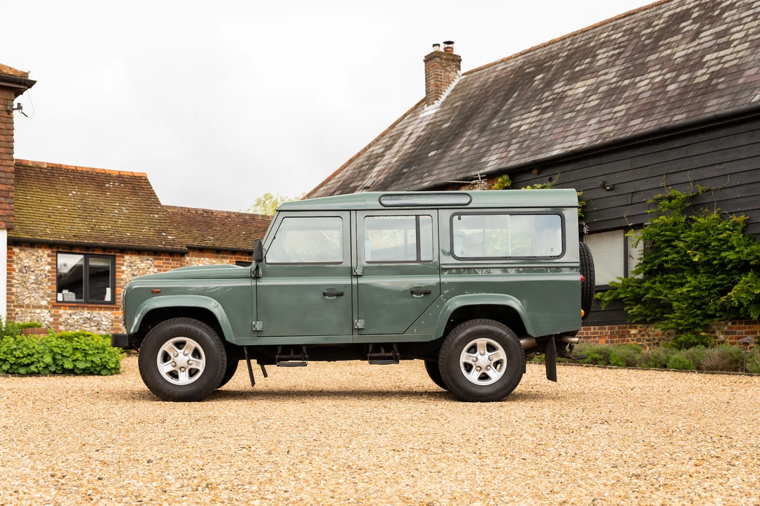 2010 Land Rover Defender 110 - Image 13 of 31