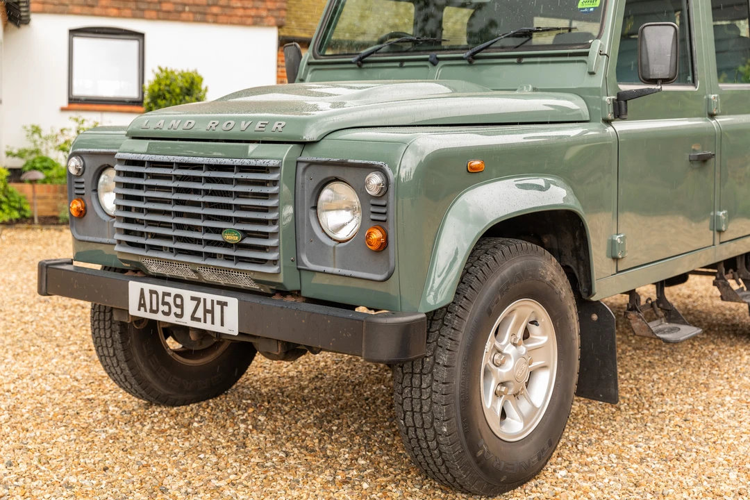 2010 Land Rover Defender 110 - Image 20 of 31