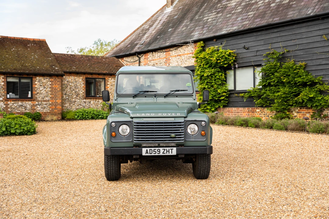 2010 Land Rover Defender 110 - Image 11 of 31