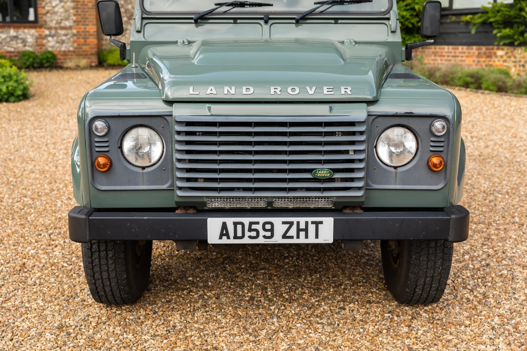 2010 Land Rover Defender 110 - Image 25 of 31