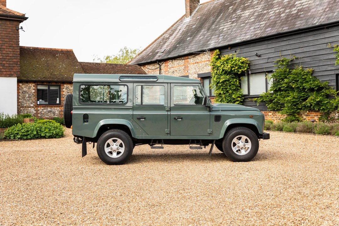 2010 Land Rover Defender 110 - Image 17 of 31