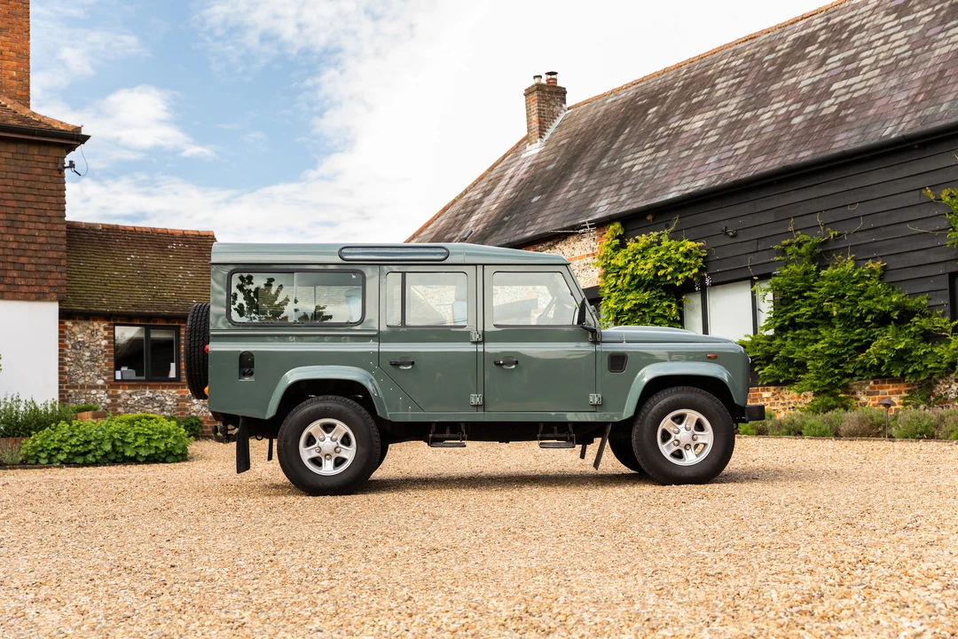 2010 Land Rover Defender 110 - Image 9 of 31