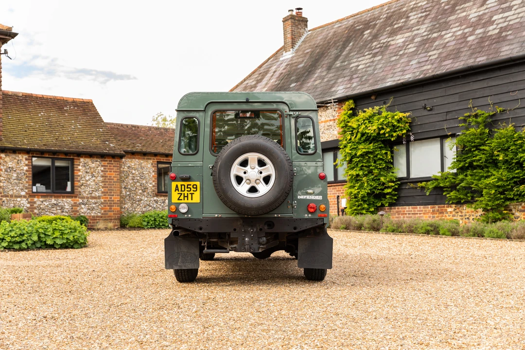2010 Land Rover Defender 110 - Image 15 of 31